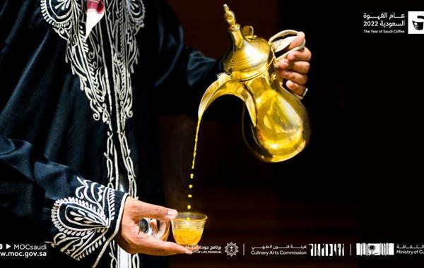 سر تقديم القهوة السعودية باليد اليمنى - الصورة من حساب وزارة الثقافة السعودية على تويتر