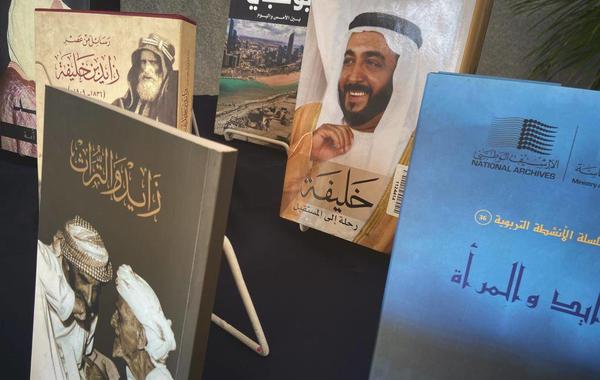 كتب توثق تاريخ الإمارات - الصورة من وام