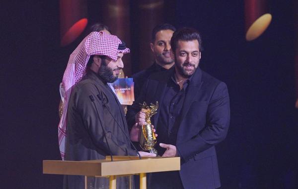 سلمان خان يتسلم جائزة شخصية العام- الصورة من حساب موسم الرياض على تويتر