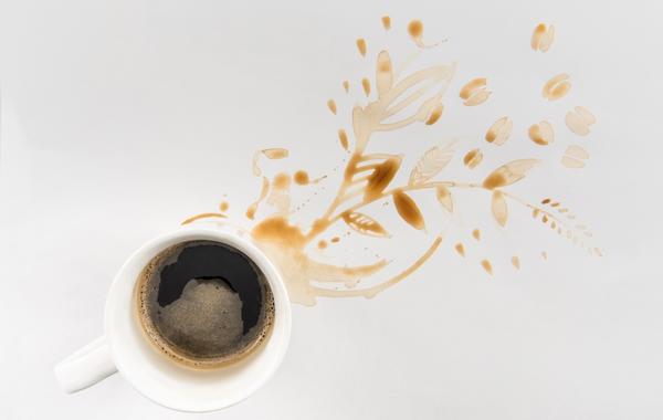 كيفية إزالة بقع القهوة من الملابس والمفروشات؟