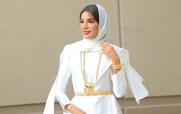 فاطمة حسام بفستان أبيض مع حزام ذهبي وإيشارب أبيض