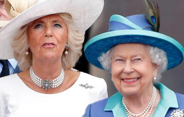 الملكة إليزابيث وكاميلا- الصورة من موقع Nicki Swift