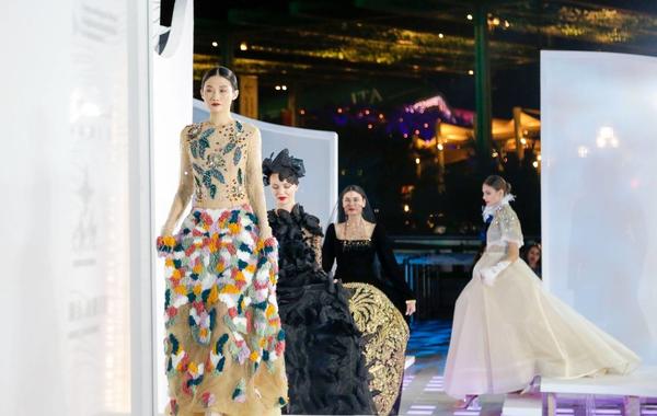 جناح السعودية في إكسبو 2020 دبي ينظم عرض أزياء مميزا