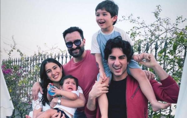 سيف علي خان محاطاً بأبنائه الأربعة- الصورة من قصص إنستغرام كارينا كابور