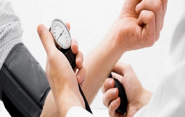 صور لطبيب يقوم بقياس ضغط الدم