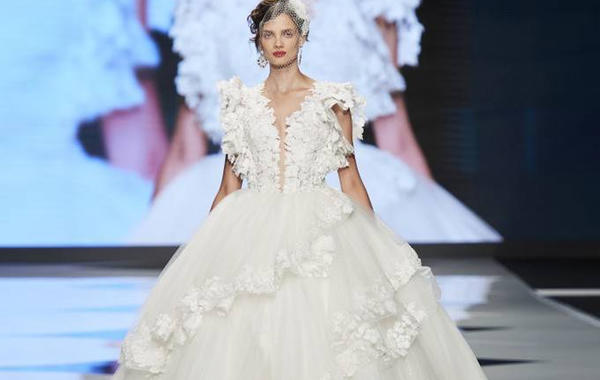 فستان زفاف مطرز بورود ثلاثية الأبعاد، من إيميليا كازابلانكا  Amelia Casablanca