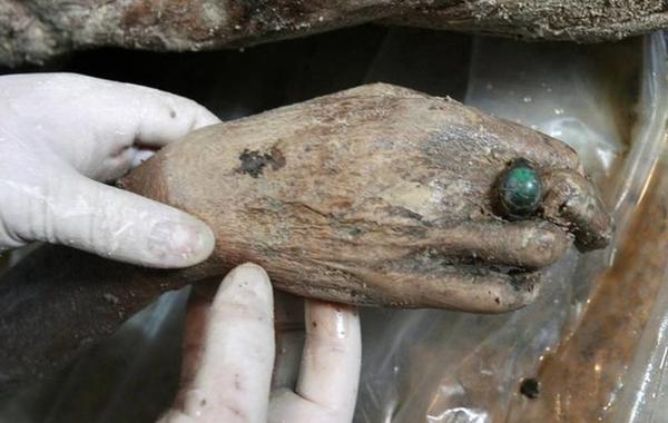  بالصدفة .. اكتشاف مومياء عمرها 700 عام بجلد ناضج وخاتم سليم في إصبعها بالصين