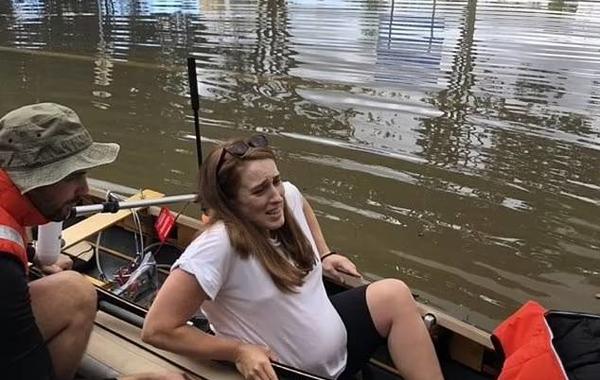 أسترالية تلد وسط مياه الفيضانات