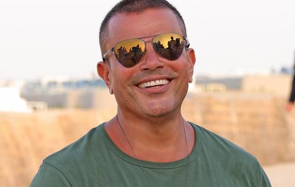 عمرو دياب بنظارة شمسية أنيقة  