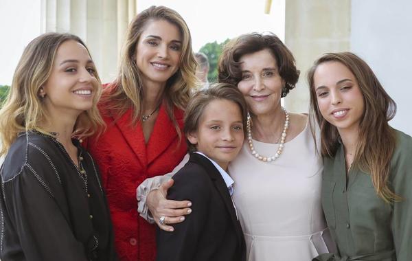  الصورة التي نشرتها الملكة رانيا العبدالله برفقة والدتها وابنتيها الأميرة إيمان والأميرة سلمى وابنها الأصغر الأمير هاشم