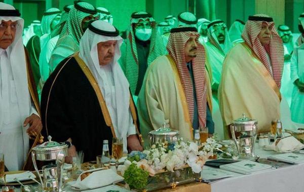 أمير منطقة الرياض الأمير فيصل بن بندر بن عبد العزيزأثناء تكريم رواد العمل الاجتماعي
