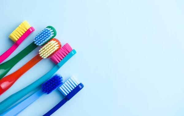 طرق منزلية ناجحة في تنظيف فرش الأسنان