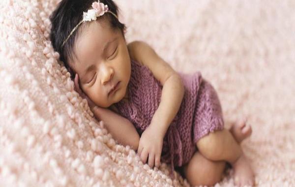 صورة لطفلة صغيرة نائمة