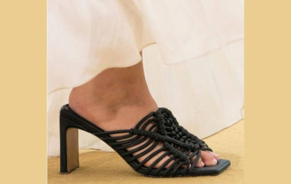 أحذية مريحة تناسب إطلالاتك بالعباية خلال شهر رمضان من جوناثان سيمكاي   Jonathan Simkhai
