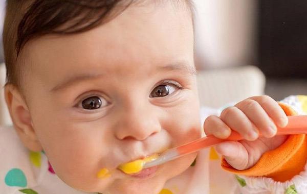صورة لرضيع يأكل