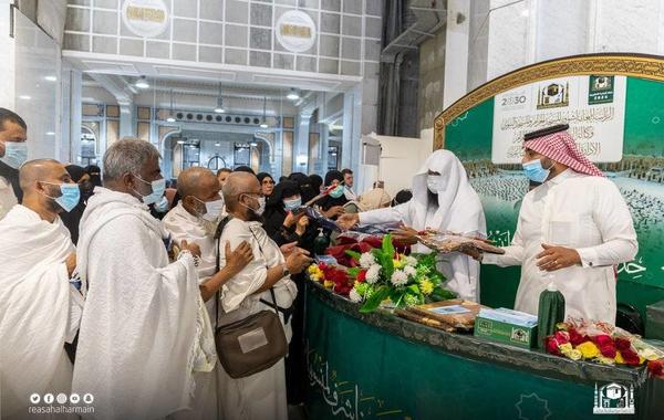 شؤون الحرمين توزع 5 آلاف هدية على قاصدي المسجد الحرام - الصورة من واس