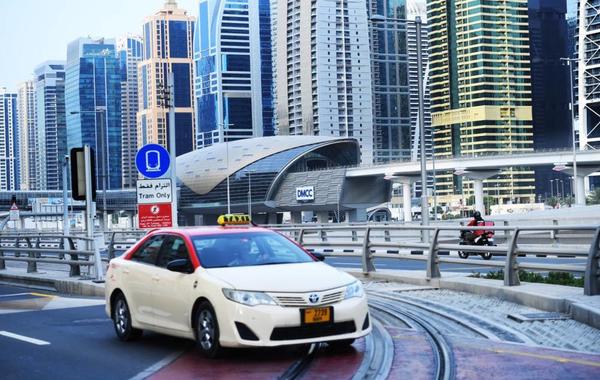 طرق دبي تعلن أن 99% من رحلات مركبات الأجرة بدون شكوى - الصورة من وام