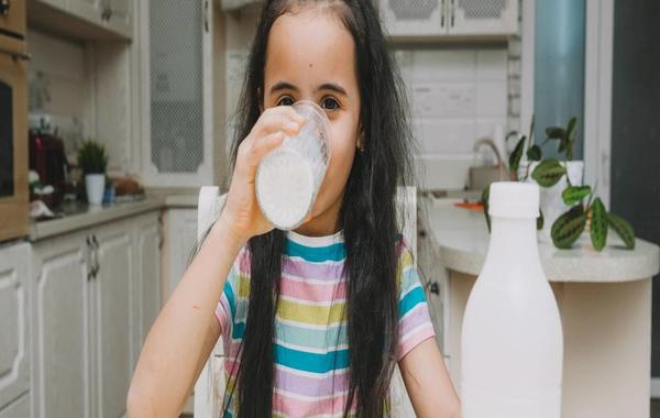 صورة لطفلة تتناول الحليب