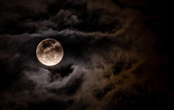 «فلكية جدة»: القمر البدر يزين سماء السعودية اليوم