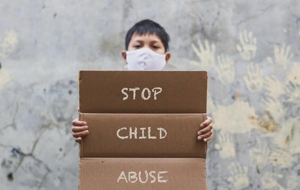 صورة لطفل يطالب بوقف الإيذاء