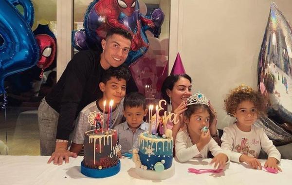 صورة عائلية تجمع رونالدو مع شريكته جورجينا وأبناؤه- الصورة من حساب رونالدو على إنستغرام