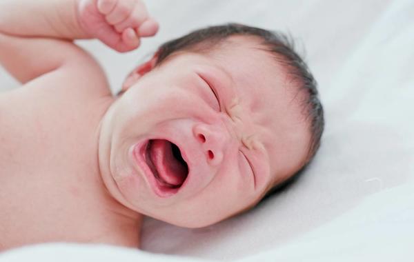 صورة لرضيع يعاني من نوبة بكاء