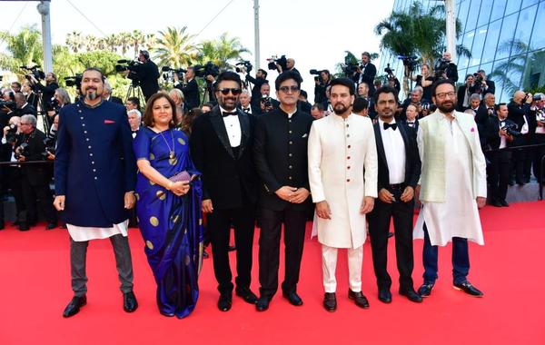 أنوراج ثاكور مع الوفد الهندي على السجادة الحمراء من افتتاح مهرجان كان- الصورة من حساب أنوراج ثاكور على تويتر