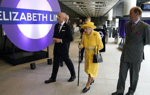 صورة الملكة إليزابيث في محطة القطار التي تحمل اسمها