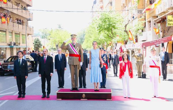 الملك فيليب والملكة ليتيزيا في إحتفالات يوم القوات المسلحة- الصورة من حساب Casa Real على تويتر