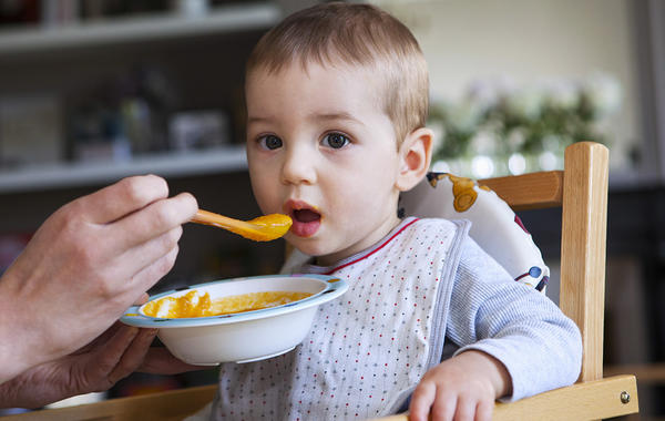 دليلك لتغذية الطفل في السنة الأولى من عمره