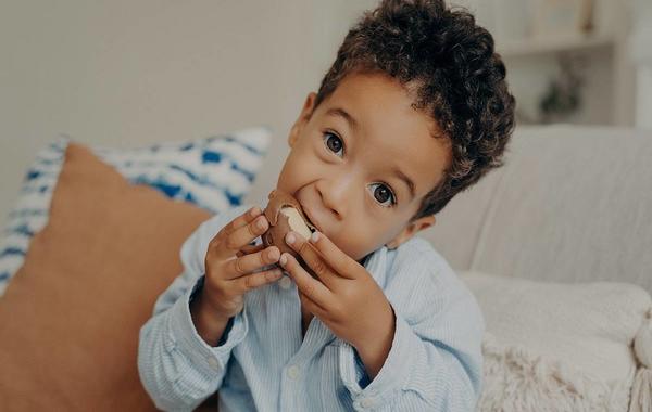 صورة لطفل يتناول الحلويات
