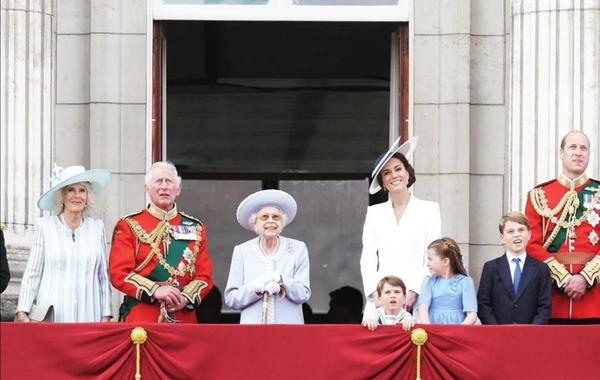 العائلة المالكة في شرفة قصر باكنغهام- الصورة من حساب The Royal Family على إنستغرام
