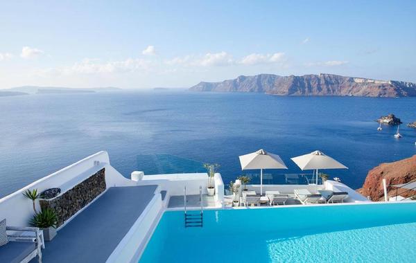إقامة رومانسية في أشهر فنادق أويا اليونانية