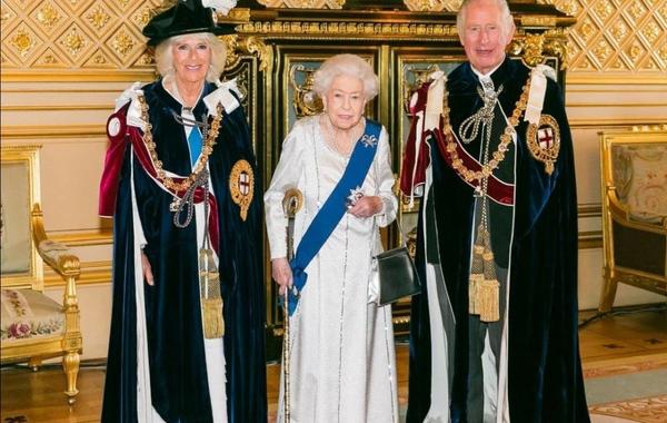 كاميلا دوقة كورنوال مع الملكة إليزابيث والأمير تشارلز- الصورة من حساب The Royal Family على إنستغرام