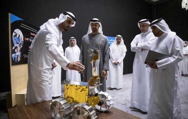الشيخ محمد بن زايد يستقبل فريق عمل مشروع الإمارات لاستكشاف القمر- الصورة من حساب رئيس الإمارات على تويتر