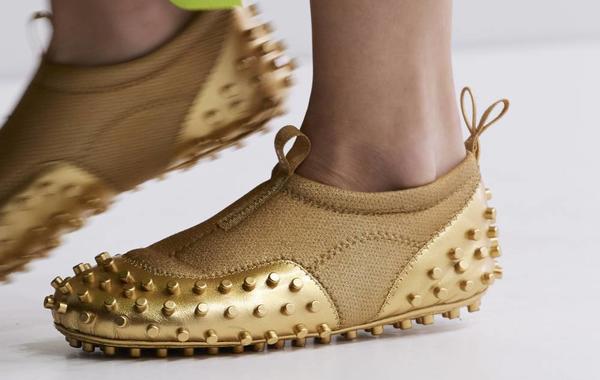 موديلات أحذية باللون الذهبي