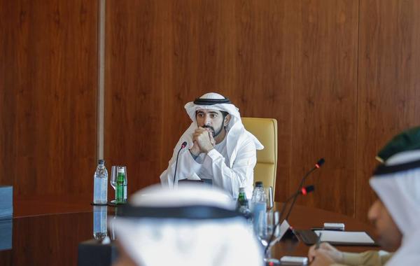 حمدان بن محمد يترأس الاجتماع الأول للجنة التنمية وشؤون المواطنين. الصورة من "وام"