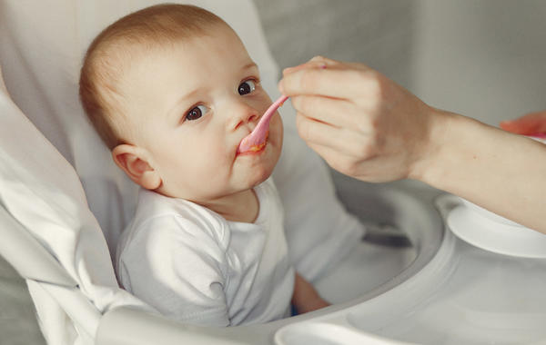 فوائد تأخير تناول الأطعمة الصلبة للطفل
