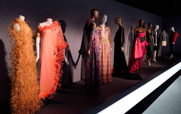 تصاميم ديور تحاور أزياء بالنسياغا في معرض نيويورك- الصورة من AFP