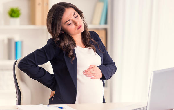 يحدث ألم الظهر في كل فترات الحمل