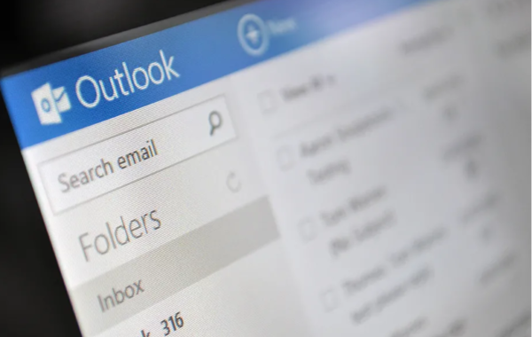 مايكروسوفت تطور نسخة "لايت" من خدمة الإيميل Outlook‎‎ - الصورة من the verge