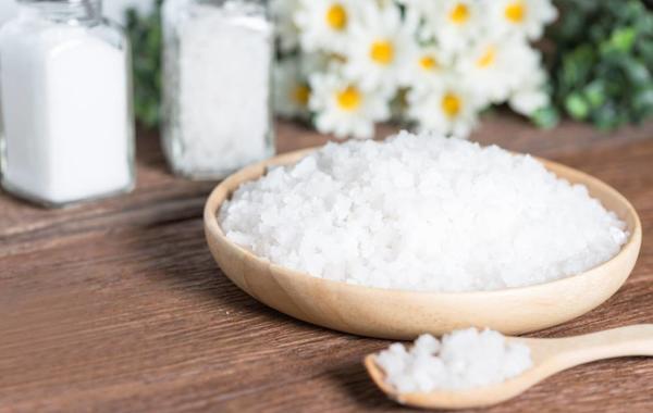 استخدامات الملح الخشن في التنظيف