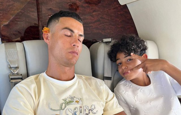 كريستيانو رونالدو مع ابنه في طائرته الخاصة