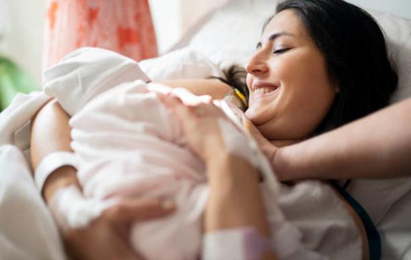 صورة لأم تحرص على الرضاعة الطبيعية بمجرد الولادة