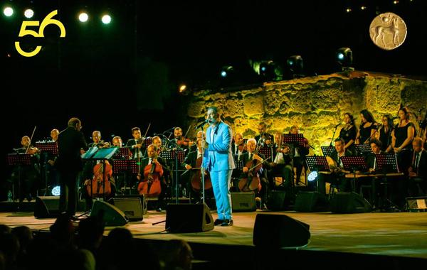 المطرب عمر الحناشي يغني في الحفل - الصورة من حساب المهرجان على الفيسبوك
