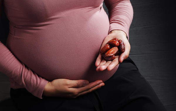 هل تناول التمر أثناء الحمل يخفف من آلام المخاض؟
