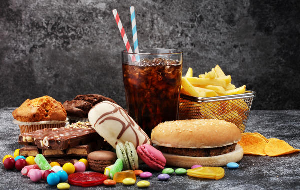 عادات غذائية خاطئة في العيد تهدد صحتك.. دعيها جانباً