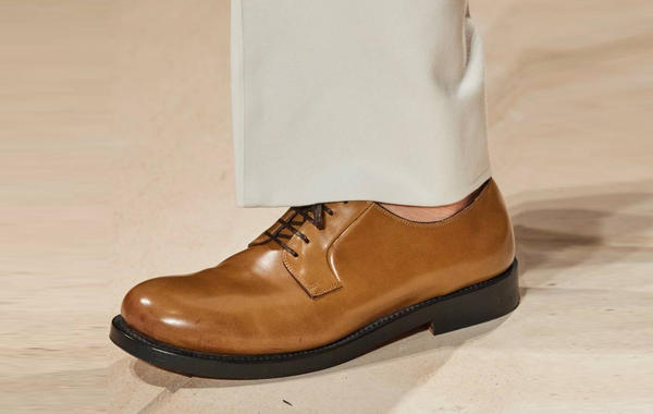 حذاء باللون البني من سلفاتوري فيراغامو Salvatore Ferragamo 