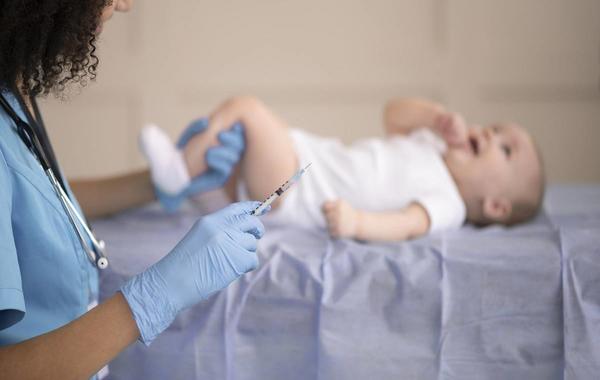 صورة لطفل رضيع يتلقى التطعيم