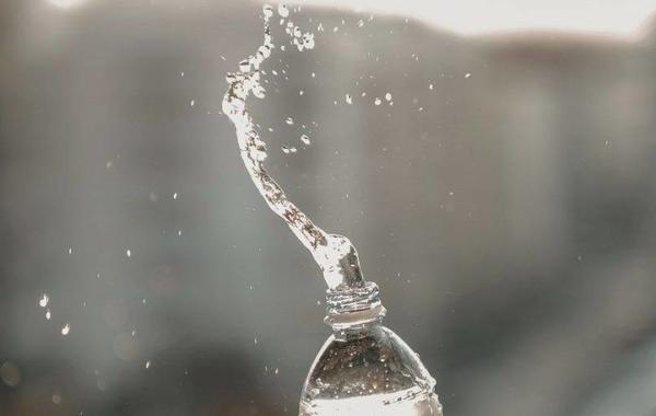 ما هو معدل الماء المطلوب يومياً لبقاء الجسم رطباً؟ 